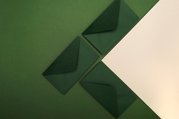 포토 JPG 스튜디오촬영 종이 백그라운드 편지봉투 실내 사람없음 초록색 하이앵글 세개 모서리 오브젝트 도화지 색지 베이지색 플랫레이 카피스페이스 국내포토 뷰포인트 컬러 봉투 3 내부 공백 플랫 편지 파일형식