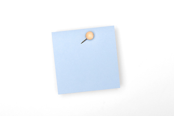 포토 JPG 스튜디오촬영 하늘색 백그라운드 실내 사람없음 하이앵글 메모지 압정 오브젝트 포스트잇 흰배경 플랫레이 카피스페이스 국내포토 뷰포인트 내부 파란색 사무용품 공백 흰색 플랫 파일형식