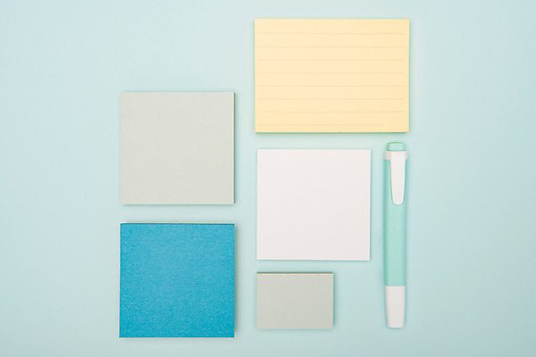 포토 JPG 스튜디오촬영 백그라운드 문구용품 실내 사람없음 하이앵글 사각형 여러개 메모지 오브젝트 포스트잇 형광펜 플랫레이 카피스페이스 국내포토 도형 뷰포인트 다수 내부 펜 사무용품 공백 플랫 파일형식
