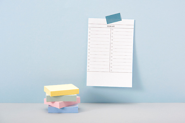 포토 백그라운드 모션 문구용품 실내 내부 파란색 사무용품 공백 메모지 파일형식 파란배경 쌓기 포스트잇 체크리스트 테이프 JPG 사람없음 스튜디오촬영 카피스페이스 오브젝트 국내포토