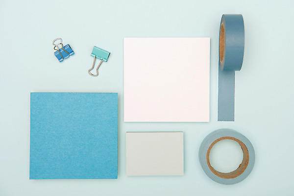 포토 도형 뷰포인트 컬러 백그라운드 문구용품 실내 집게 내부 파란색 사무용품 공백 메모지 플랫 테이프 파일형식 파란배경 사각형 포스트잇 마스킹테이프 메모집게 JPG 사람없음 스튜디오촬영 카피스페이스 오브젝트 하이앵글 플랫레이 국내포토