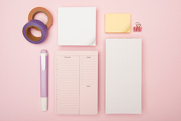 포토 JPG 스튜디오촬영 분홍색 백그라운드 실내 사람없음 하이앵글 사각형 메모지 오브젝트 포스트잇 테이프 체크리스트 플랫레이 마스킹테이프 카피스페이스 분홍색배경 국내포토 도형 뷰포인트 컬러 문구용품 내부 사무용품 공백 플랫 파일형식