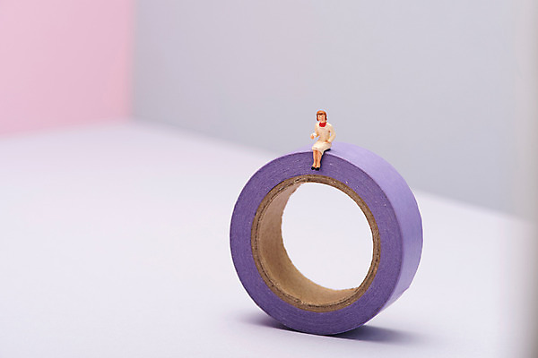 포토 JPG 스튜디오촬영 백그라운드 실내 사람없음 아웃포커스 보라색 미니어처 오브젝트 마스킹테이프 카피스페이스 국내포토 컬러 촬영기법 내부 모형 공백 테이프 파일형식