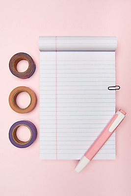 포토 JPG 스튜디오촬영 분홍색 백그라운드 실내 사람없음 하이앵글 펜 메모지 오브젝트 클립 형광펜 플랫레이 마스킹테이프 카피스페이스 분홍색배경 국내포토 뷰포인트 컬러 내부 필기구 사무용품 공백 플랫 테이프 파일형식