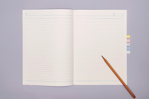 포토 JPG 스튜디오촬영 백그라운드 회색배경 실내 사람없음 하이앵글 필기구 연필 공책 기록 오브젝트 포스트잇 플랫레이 카피스페이스 국내포토 뷰포인트 문구용품 학용품 내부 공백 회색 메모지 플랫 파일형식