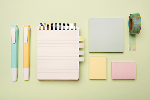 포토 JPG 스튜디오촬영 백그라운드 실내 사람없음 하이앵글 컬러풀 펜 메모지 오브젝트 포스트잇 형광펜 스프링수첩 플랫레이 마스킹테이프 카피스페이스 초록배경 국내포토 뷰포인트 컬러 내부 초록색 필기구 다이어리 사무용품 공백 플랫 테이프 파일형식