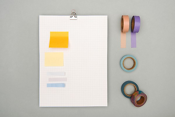 포토 JPG 스튜디오촬영 백그라운드 회색배경 실내 사람없음 하이앵글 컬러풀 여러개 메모지 오브젝트 포스트잇 메모집게 플랫레이 마스킹테이프 카피스페이스 국내포토 뷰포인트 컬러 다수 집게 내부 사무용품 공백 회색 플랫 테이프 파일형식