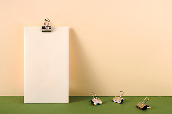 포토 다수 백그라운드 실내 집게 내부 초록색 사무용품 공백 베이지색 파일형식 여러개 초록배경 메모집게 메모지 베이지색배경 JPG 사람없음 스튜디오촬영 카피스페이스 오브젝트 국내포토