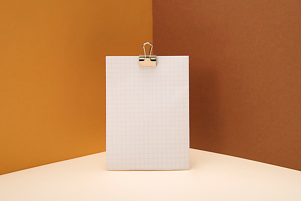 포토 JPG 스튜디오촬영 백그라운드 실내 사람없음 메모지 오브젝트 메모집게 카피스페이스 갈색배경 국내포토 집게 내부 갈색 사무용품 공백 파일형식