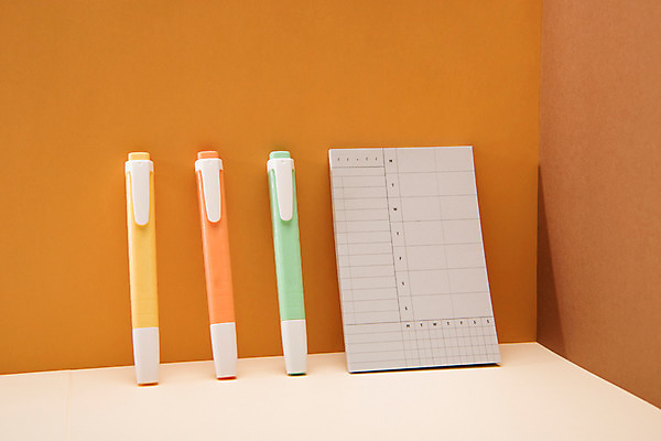 포토 JPG 스튜디오촬영 백그라운드 실내 사람없음 컬러풀 메모지 오브젝트 형광펜 체크리스트 카피스페이스 갈색배경 국내포토 컬러 내부 펜 갈색 사무용품 공백 파일형식