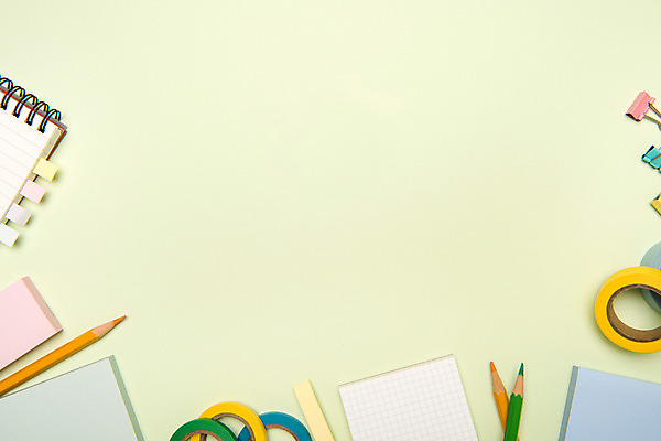 포토 JPG 스튜디오촬영 백그라운드 색연필 실내 사람없음 하이앵글 컬러풀 여러개 메모지 오브젝트 포스트잇 스프링노트 메모집게 플랫레이 마스킹테이프 카피스페이스 초록배경 국내포토 뷰포인트 컬러 다수 학용품 집게 내부 초록색 사무용품 공책 공백 플랫 테이프 파일형식