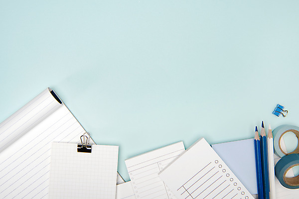 포토 JPG 스튜디오촬영 백그라운드 색연필 실내 사람없음 파란색 하이앵글 메모지 오브젝트 포스트잇 파란배경 메모집게 체크리스트 플랫레이 마스킹테이프 카피스페이스 국내포토 뷰포인트 컬러 학용품 집게 내부 사무용품 공백 플랫 테이프 파일형식