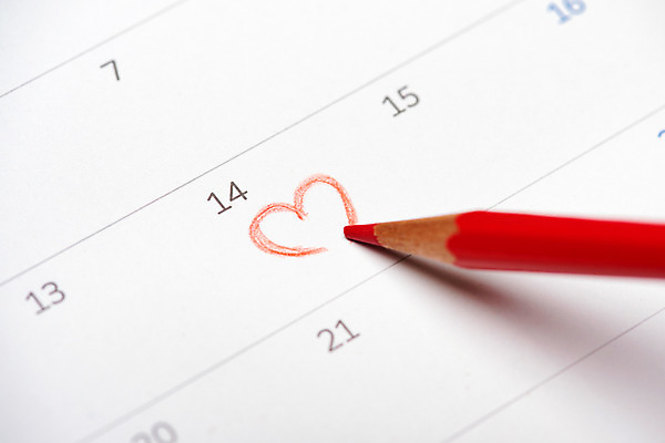 포토 JPG 스튜디오촬영 백그라운드 표시 색연필 실내 사람없음 달력 하트 기다림 오브젝트 빨간펜 카피스페이스 국내포토 모양 모션 학용품 내부 펜 공백 파일형식