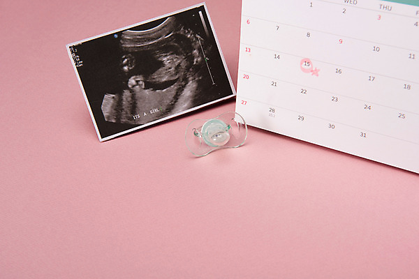 포토 JPG 스튜디오촬영 백그라운드 표시 실내 사람없음 임신 달력 기다림 노리개젖꼭지 오브젝트 초음파사진 출산예정일 카피스페이스 분홍색배경 국내포토 분홍색 모션 내부 공백 아기용품 출산 파일형식