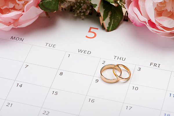 포토 JPG 스튜디오촬영 기념일 꽃 결혼 백그라운드 실내 사람없음 달력 기다림 계획 5월 오브젝트 결혼반지 커플반지 결혼소품 카피스페이스 국내포토 식물 컨셉 모션 이벤트 내부 공백 반지 날짜 파일형식