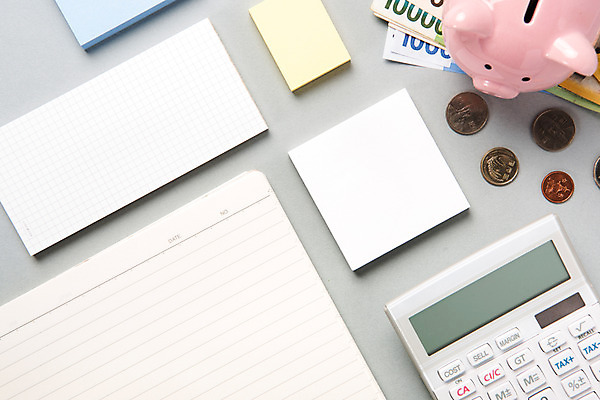 포토 뷰포인트 백그라운드 돈 문구용품 실내 내부 경제 사무용품 공백 장비 회색 저금통 메모지 플랫 파일형식 법정기념일 회색배경 동전 돼지저금통 계산기 포스트잇 지폐 자산관리 금융 JPG 사람없음 스튜디오촬영 카피스페이스 오브젝트 하이앵글 플랫레이 금융의날 국내포토