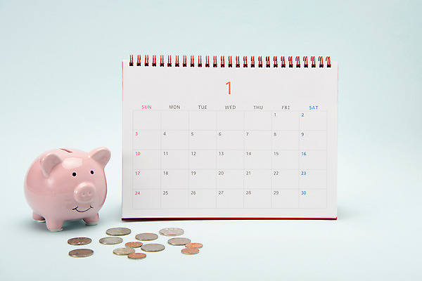 포토 JPG 스튜디오촬영 백그라운드 실내 사람없음 금융 동전 저축 돼지저금통 달력 오브젝트 파란배경 자산관리 카피스페이스 금융의날 국내포토 돈 내부 경제 파란색 공백 저금통 파일형식 법정기념일