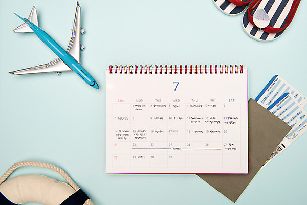 포토 JPG 스튜디오촬영 여행 하늘색 백그라운드 휴가 비행기 실내 사람없음 하이앵글 달력 기록 계획 쪼리 항공권 오브젝트 파란배경 여행준비 플랫레이 카피스페이스 국내포토 뷰포인트 컨셉 항공교통 대중교통 내부 파란색 공백 티켓 플랫 샌들 준비 파일형식