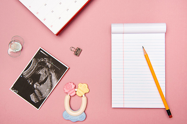 포토 JPG 스튜디오촬영 백그라운드 실내 사람없음 하이앵글 연필 임신 달력 메모지 노리개젖꼭지 오브젝트 딸랑이 메모집게 초음파사진 플랫레이 카피스페이스 분홍색배경 국내포토 뷰포인트 분홍색 학용품 집게 내부 필기구 사무용품 공백 아기용품 플랫 파일형식
