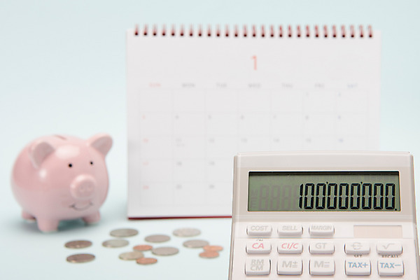 포토 JPG 스튜디오촬영 백그라운드 실내 사람없음 아웃포커스 금융 동전 저축 돼지저금통 계산기 달력 오브젝트 파란배경 자산관리 카피스페이스 금융의날 국내포토 돈 문구용품 촬영기법 내부 경제 파란색 공백 장비 저금통 파일형식 법정기념일