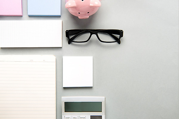 포토 JPG 스튜디오촬영 안경 백그라운드 실내 사람없음 금융 하이앵글 다이어리 저축 돼지저금통 계산기 메모지 오브젝트 포스트잇 금융비즈니스 플랫레이 카피스페이스 금융의날 국내포토 잡화 뷰포인트 비즈니스 문구용품 내부 경제 사무용품 공백 장비 저금통 플랫 파일형식 법정기념일