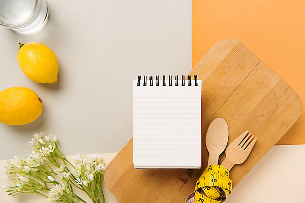 포토 JPG 스튜디오촬영 꽃 백그라운드 포크 다이어트 실내 줄자 사람없음 하이앵글 노란색 숟가락 레몬 오브젝트 스프링노트 나무도마 레몬디톡스 자기관리 플랫레이 카피스페이스 국내포토 식물 식기 뷰포인트 컬러 과일 도마 수저 자 건강 내부 목재 공책 공백 플랫 파일형식 디톡스