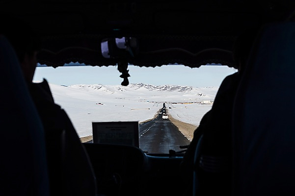 포토 JPG 주간 해외풍경 도로 설경 겨울 자동차 자연 풍경 사람없음 야외 설원 눈 몽골 차안 겨울풍경 국내포토 자연요소 해외 계절 아시아 길 육상교통 교통시설 날씨 눈_날씨 생태계 파일형식