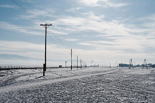 포토 JPG 주간 구름 해외풍경 설경 겨울 자연 하늘 풍경 사람없음 야외 설원 전선 눈 몽골 전봇대 겨울풍경 국내포토 자연요소 해외 계절 공공시설 아시아 날씨 눈_날씨 생태계 파일형식