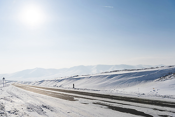 포토 JPG 주간 해외풍경 도로 설경 겨울 자연 하늘 풍경 사람없음 야외 햇빛 설원 눈 몽골 겨울풍경 국내포토 자연요소 해외 계절 아시아 길 교통시설 날씨 눈_날씨 태양 생태계 파일형식