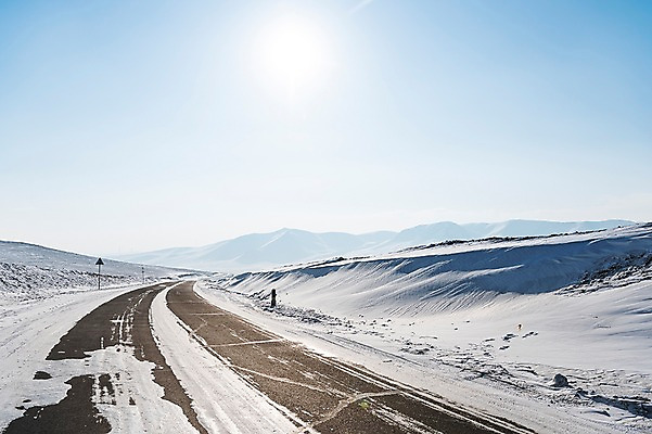 포토 JPG 주간 해외풍경 도로 설경 겨울 자연 하늘 풍경 사람없음 야외 햇빛 설원 눈 몽골 겨울풍경 국내포토 자연요소 해외 계절 아시아 길 교통시설 날씨 눈_날씨 태양 생태계 파일형식