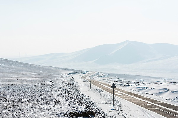 포토 JPG 주간 해외풍경 도로 설경 겨울 자연 하늘 산 풍경 사람없음 야외 설원 눈 표지판 몽골 겨울풍경 국내포토 자연요소 해외 계절 아시아 길 교통시설 날씨 알림판 눈_날씨 생태계 파일형식