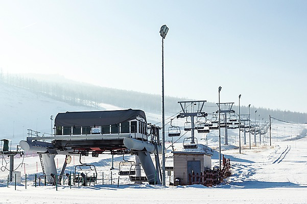포토 JPG 주간 해외풍경 설경 겨울 자연 하늘 스키장 풍경 사람없음 야외 설원 눈 몽골 스키리프트 겨울풍경 국내포토 자연요소 해외 계절 아시아 날씨 눈_날씨 생태계 리프트 파일형식