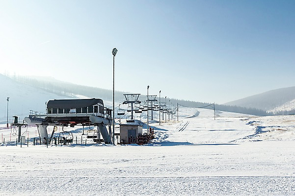 포토 JPG 주간 해외풍경 설경 겨울 자연 하늘 스키장 풍경 사람없음 야외 설원 눈 몽골 스키리프트 겨울풍경 국내포토 자연요소 해외 계절 아시아 날씨 눈_날씨 생태계 리프트 파일형식