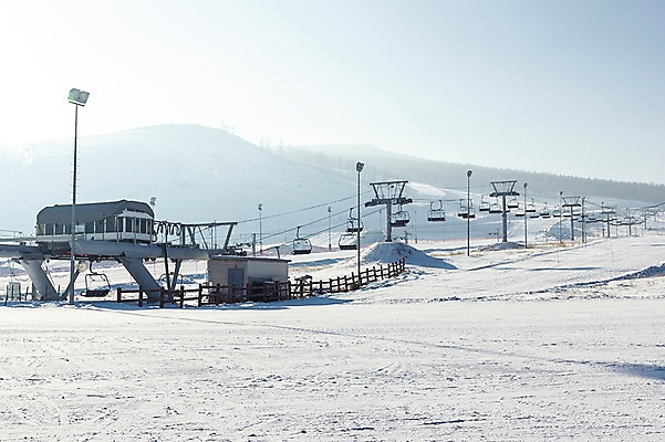 포토 JPG 주간 해외풍경 설경 겨울 자연 하늘 스키장 풍경 사람없음 야외 설원 눈 몽골 스키리프트 겨울풍경 국내포토 자연요소 해외 계절 아시아 날씨 눈_날씨 생태계 리프트 파일형식