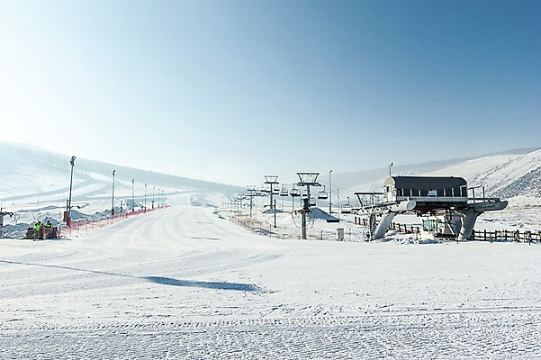 포토 JPG 주간 해외풍경 설경 겨울 자연 하늘 스키장 풍경 사람없음 야외 설원 눈 몽골 스키리프트 겨울풍경 국내포토 자연요소 해외 계절 아시아 날씨 눈_날씨 생태계 리프트 파일형식