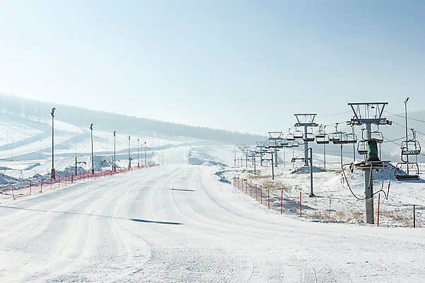 포토 JPG 주간 해외풍경 설경 겨울 자연 하늘 스키장 풍경 사람없음 야외 설원 눈 몽골 스키리프트 겨울풍경 국내포토 자연요소 해외 계절 아시아 날씨 눈_날씨 생태계 리프트 파일형식