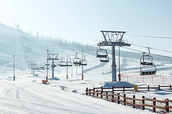 포토 JPG 주간 해외풍경 설경 겨울 자연 하늘 스키장 풍경 사람없음 야외 설원 눈 몽골 스키리프트 겨울풍경 국내포토 자연요소 해외 계절 아시아 날씨 눈_날씨 생태계 리프트 파일형식