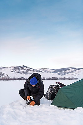 포토 JPG 주간 전신 계절 남자 여행 겨울 배낭 자연 레저 휴가 텐트 한명 사람 성인 취미 야외 앞모습 30대 설원 캠핑 장비 한국인 눈 망치 몽골 설치 성인남자한명만 겨울풍경 겨울캠프 국내포토 자연요소 1 아시아 뷰포인트 가방 날씨 눈_날씨 캠핑도구 동양인 풍경 장년 공구 생태계 남자한명만 성인남자만 파일형식