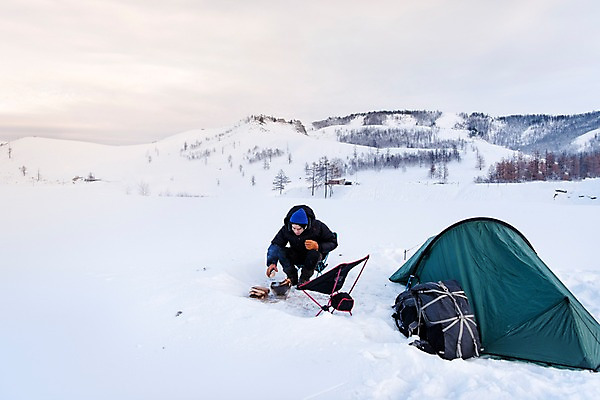 포토 JPG 주간 전신 계절 남자 여행 겨울 배낭 자연 레저 휴가 텐트 한명 사람 앉기 성인 취미 야외 옆모습 30대 설원 캠핑 장비 한국인 눈 장작 모닥불 몽골 겨울산 성인남자한명만 겨울풍경 겨울캠프 국내포토 자연요소 1 아시아 뷰포인트 가방 모션 불 날씨 산 눈_날씨 캠핑도구 동양인 풍경 장년 생태계 남자한명만 성인남자만 파일형식