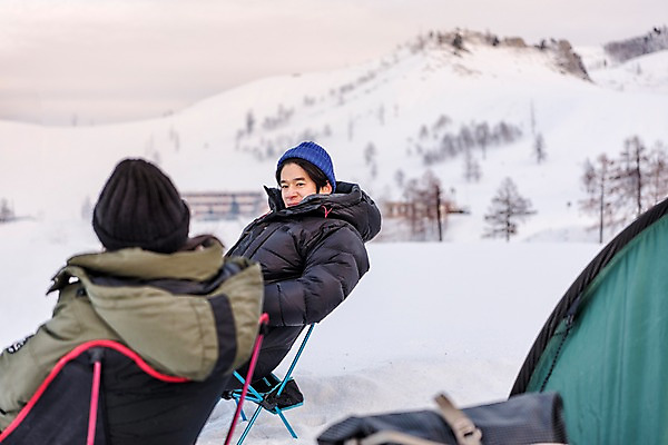포토 JPG 주간 커플 응시 계절 여자 남자 여행 겨울 자연 레저 휴가 텐트 대화 미소 사람 앉기 상반신 20대 성인 취미 야외 두명 옆모습 뒷모습 30대 설원 캠핑 한국인 눈 몽골 겨울산 성인만 겨울캠프 국내포토 자연요소 시선 아시아 뷰포인트 관계 모션 날씨 산 눈_날씨 표정 캠핑도구 말하기 동양인 청년 장년 생태계 파일형식
