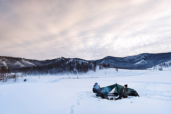 포토 JPG 주간 전신 커플 계절 여자 남자 여행 겨울 자연 레저 휴가 휴식 텐트 대화 사랑 미소 사람 앉기 20대 성인 취미 야외 두명 옆모습 30대 친구 설원 캠핑 장비 한국인 눈 모닥불 몽골 겨울산 성인만 겨울풍경 겨울캠프 국내포토 자연요소 감정 아시아 뷰포인트 컨셉 관계 모션 불 날씨 산 눈_날씨 표정 캠핑도구 말하기 동양인 풍경 청년 장년 생태계 파일형식