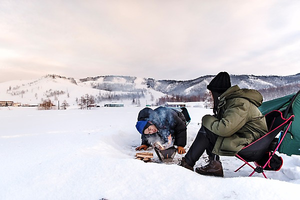포토 JPG 주간 전신 커플 계절 여자 남자 여행 겨울 자연 레저 휴가 텐트 사람 앉기 20대 성인 취미 야외 두명 앞모습 옆모습 30대 설원 캠핑 장비 한국인 눈 장작 모닥불 몽골 겨울산 성인만 겨울풍경 겨울캠프 국내포토 자연요소 아시아 뷰포인트 관계 모션 불 날씨 산 눈_날씨 캠핑도구 동양인 풍경 청년 장년 생태계 파일형식