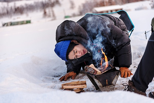 포토 JPG 주간 계절 남자 여행 겨울 자연 레저 휴가 한명 사람 앉기 상반신 성인 취미 야외 앞모습 30대 설원 캠핑 한국인 눈 장작 모닥불 불기 몽골 성인남자한명만 겨울캠프 국내포토 자연요소 1 아시아 뷰포인트 모션 불 날씨 눈_날씨 동양인 장년 생태계 남자한명만 성인남자만 파일형식