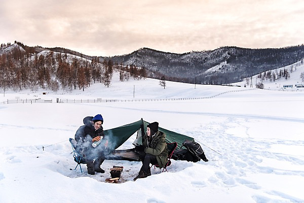 포토 JPG 주간 전신 커플 계절 여자 남자 여행 겨울 배낭 자연 레저 휴가 텐트 대화 사랑 미소 사람 앉기 20대 성인 취미 야외 두명 옆모습 30대 친구 설원 캠핑 장비 눈 붓기 장작 모닥불 몽골 보온병 성인만 겨울풍경 겨울캠프 국내포토 자연요소 감정 아시아 뷰포인트 가방 관계 모션 불 날씨 눈_날씨 표정 캠핑도구 말하기 풍경 청년 장년 생태계 파일형식