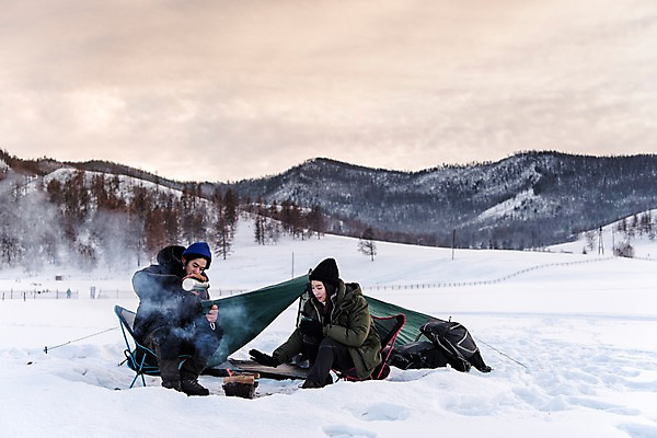 포토 JPG 주간 전신 커플 계절 여자 남자 여행 겨울 배낭 자연 레저 휴가 휴식 따뜻함 텐트 사람 앉기 20대 성인 취미 야외 두명 옆모습 컵 30대 설원 캠핑 장비 한국인 눈 붓기 장작 모닥불 몽골 겨울산 보온병 성인만 겨울풍경 겨울캠프 국내포토 자연요소 식기 아시아 뷰포인트 컨셉 가방 관계 모션 불 날씨 산 눈_날씨 캠핑도구 동양인 풍경 청년 장년 생태계 파일형식