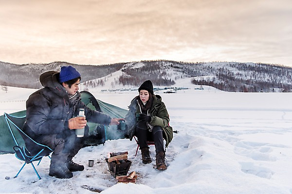 포토 JPG 주간 전신 커플 계절 여자 남자 여행 겨울 자연 레저 휴가 휴식 텐트 사랑 사람 앉기 20대 성인 취미 야외 두명 앞모습 옆모습 컵 30대 친구 설원 캠핑 장비 한국인 눈 장작 모닥불 몽골 겨울산 보온병 성인만 겨울캠프 국내포토 자연요소 식기 감정 아시아 뷰포인트 컨셉 관계 모션 불 날씨 산 눈_날씨 캠핑도구 동양인 청년 장년 생태계 파일형식