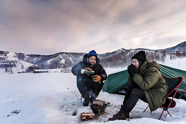 포토 JPG 주간 전신 커플 계절 여자 남자 커피 여행 겨울 자연 레저 휴가 텐트 사람 앉기 20대 성인 취미 야외 두명 앞모습 옆모습 30대 설원 캠핑 장비 한국인 마시기 눈 붓기 차 장작 모닥불 몽골 겨울산 보온병 성인만 겨울풍경 겨울캠프 국내포토 자연요소 아시아 음료 뷰포인트 관계 모션 불 날씨 산 눈_날씨 캠핑도구 동양인 풍경 청년 장년 생태계 파일형식