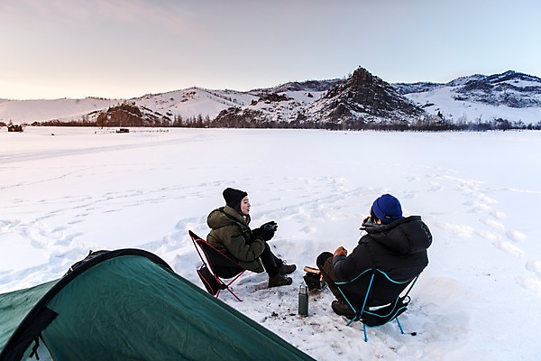 포토 JPG 주간 전신 커플 계절 여자 남자 여행 겨울 자연 레저 휴가 텐트 대화 사랑 사람 앉기 20대 성인 취미 야외 두명 옆모습 뒷모습 30대 친구 마주보기 설원 캠핑 장비 한국인 마시기 눈 차 모닥불 몽골 성인만 겨울캠프 국내포토 자연요소 감정 아시아 음료 뷰포인트 관계 모션 불 날씨 눈_날씨 캠핑도구 말하기 동양인 청년 장년 생태계 파일형식