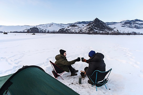포토 JPG 주간 전신 커플 계절 여자 남자 커피 여행 겨울 자연 레저 휴가 휴식 텐트 사랑 미소 사람 앉기 20대 성인 취미 야외 두명 옆모습 뒷모습 30대 친구 설원 캠핑 장비 한국인 눈 모닥불 몽골 건배 겨울산 보온병 성인만 겨울캠프 국내포토 자연요소 감정 아시아 음료 뷰포인트 컨셉 관계 모션 불 날씨 산 눈_날씨 표정 캠핑도구 동양인 청년 장년 생태계 파일형식
