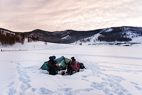 포토 JPG 주간 전신 커플 계절 여자 남자 여행 겨울 자연 레저 휴가 텐트 대화 사랑 미소 사람 앉기 20대 성인 취미 야외 두명 옆모습 30대 친구 마주보기 설원 캠핑 장비 한국인 눈 모닥불 몽골 겨울산 성인만 겨울풍경 겨울캠프 국내포토 자연요소 감정 아시아 뷰포인트 관계 모션 불 날씨 산 눈_날씨 표정 캠핑도구 말하기 동양인 풍경 청년 장년 생태계 파일형식